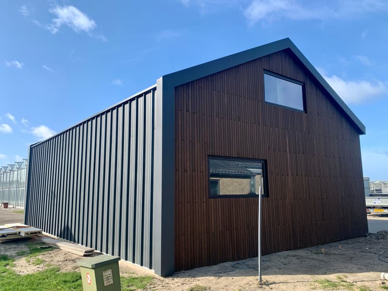 Vergunningsvrije schuur naast een bedrijfspand